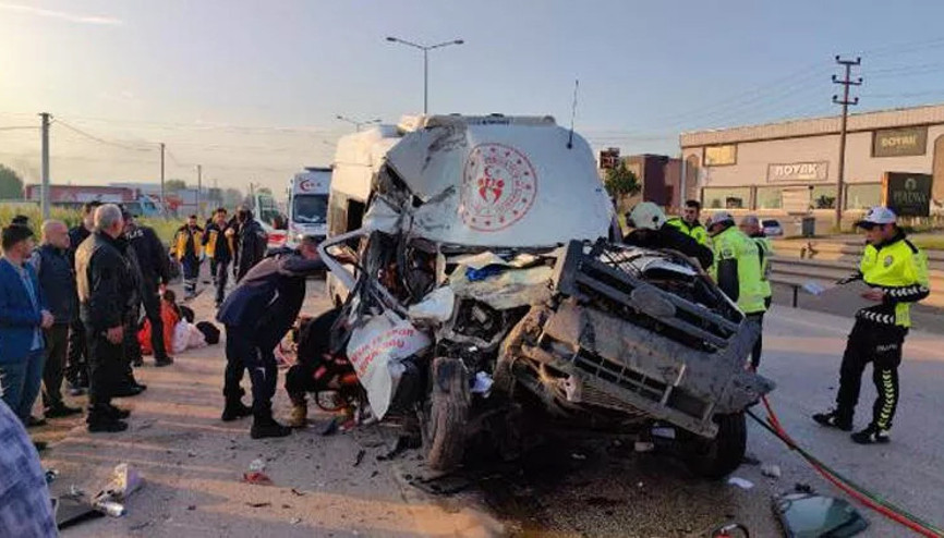 Sporcuları taşıyan servis minibüsü hafriyat kamyonuna çarptı: 1 ölü, 16 yaralı