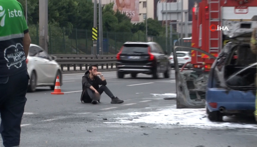 Seyir halindeki otomobil alev alev yandı, sahibi yanan aracını gözyaşlarıyla izledi Seyir halindeki otomobil alev alev yandı, sahibi yanan aracını gözyaşlarıyla izledi