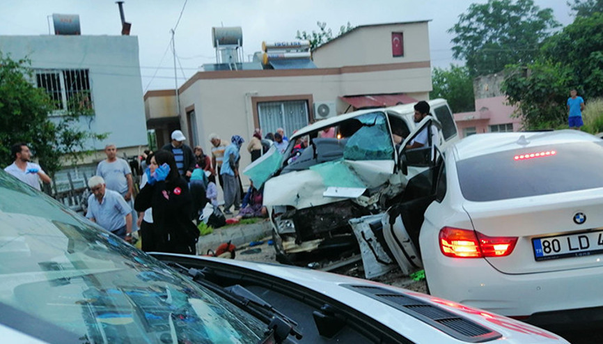 Otomobil ile işçi servis minibüsü çarpıştı; 1 ölü, 9 yaralı