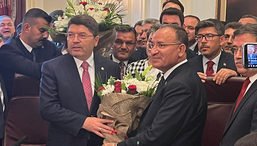 Adalet Bakanlığında devir teslim... Yılmaz Tunç görevi devraldı: Yargının bağımsızlığını koruyacağız Adalet Bakanlığında devir teslim... Yılmaz Tunç görevi devraldı: Yargının bağımsızlığını koruyacağız