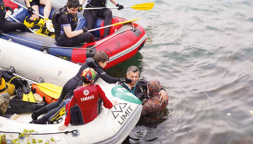 Kız Kulesi’nin çevresindeki atıklar temizlendi... Neler çıktı neler Kız Kulesi’nin çevresindeki atıklar temizlendi... Neler çıktı neler