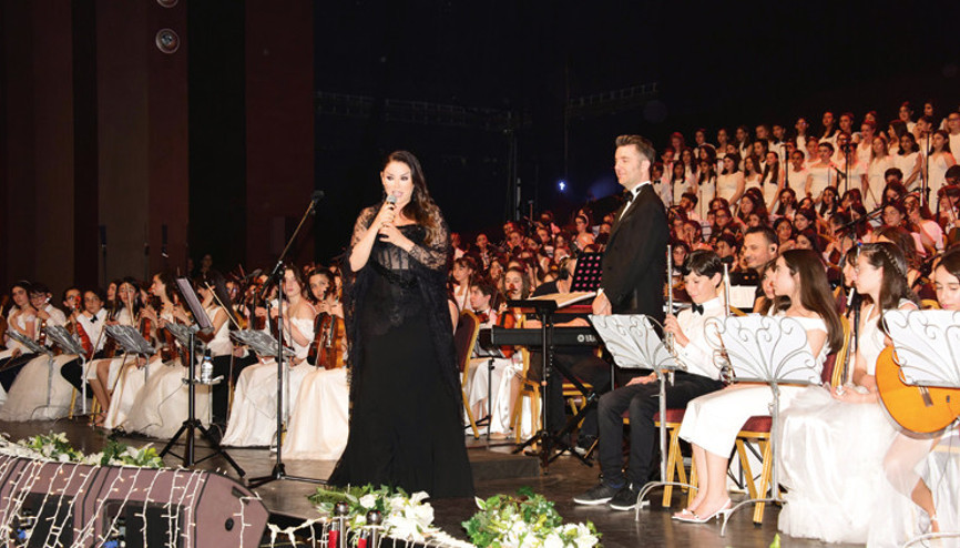 500 öğrenciyle aynı sahnede