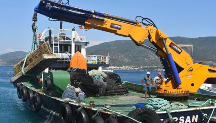 Bodrumda denizin dibinden 10 ton katı atık çıkarıldı