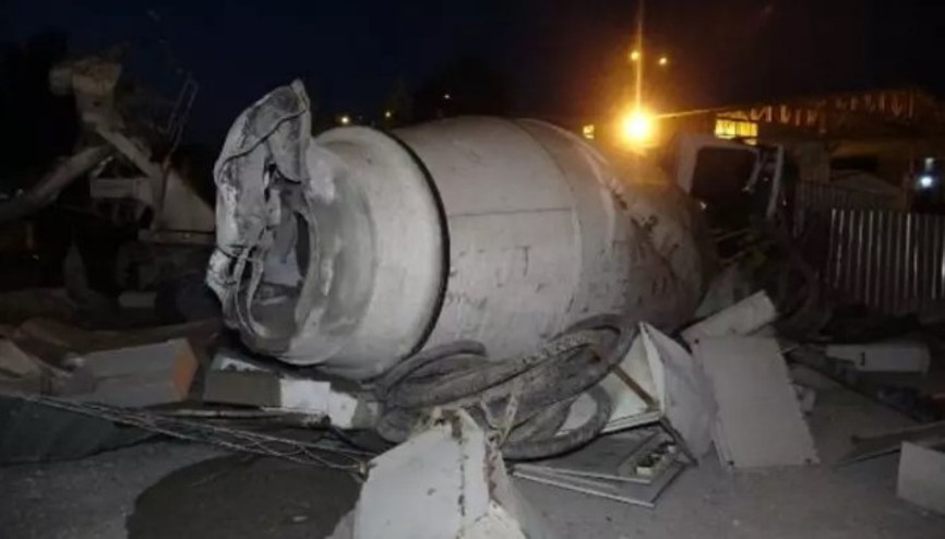 İzmirde kontrolden çıkan beton mikseri 15 metre yüksekten inşaat sahasına uçtu