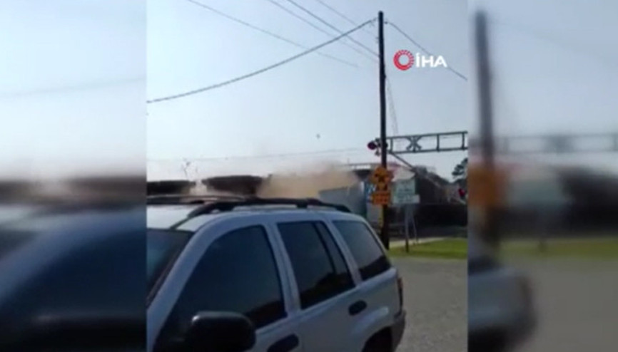 Yük treni hemzemin geçitteki kamyonu biçti