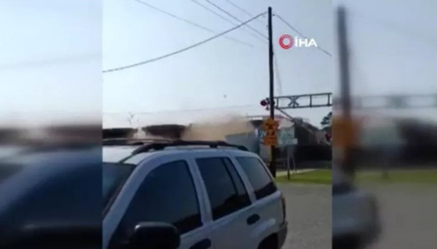 Yük treni hemzemin geçitteki kamyonu biçti