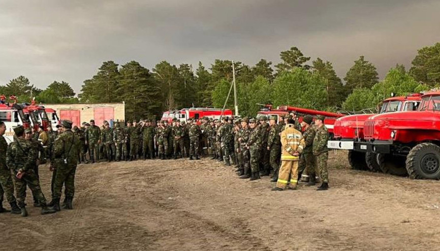 Kazakistan’daki yangın bölgesine takviye ekip ve asker gönderildi Kazakistan’daki yangın bölgesine takviye ekip ve asker gönderildi