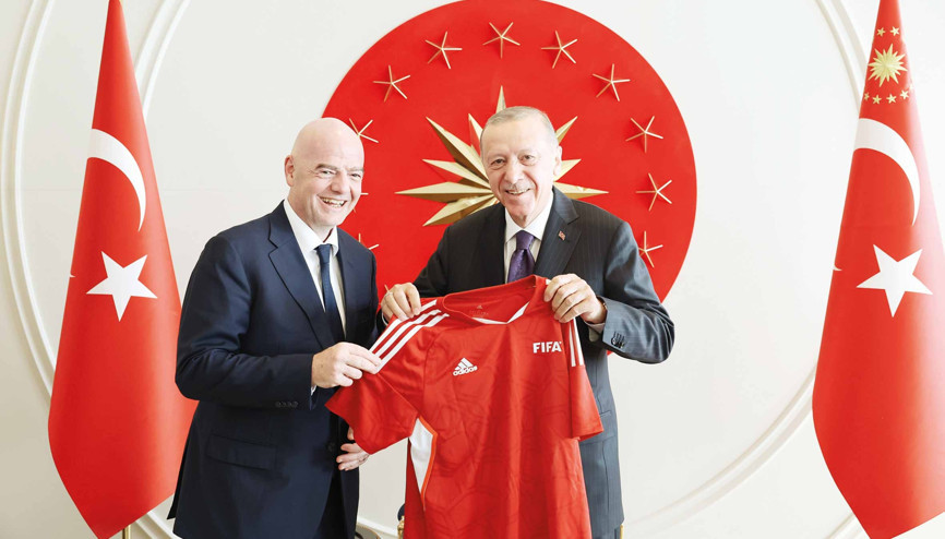 Cumhurbaşkanı Erdoğan’a FIFA’dan özel forma Cumhurbaşkanı Erdoğan’a FIFA’dan özel forma
