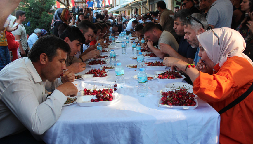 10 dakikada 2 kilo 117 gram kiraz yedi, televizyon kazandı