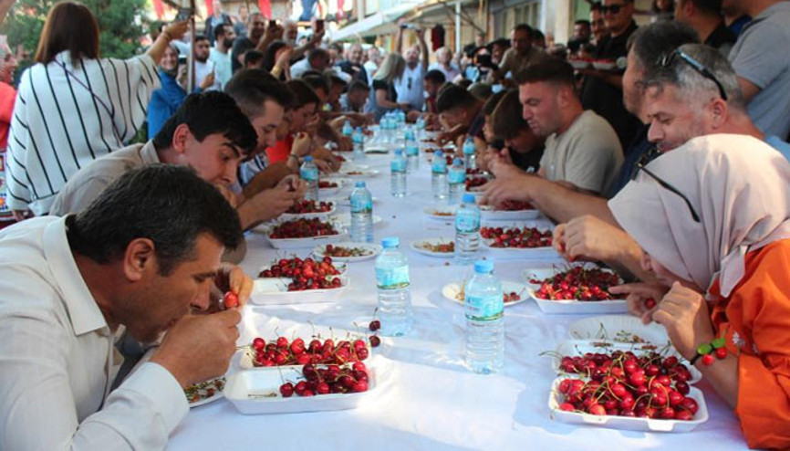 Manisada 10 dakikada 2 kilo 117 gram kiraz yedi, televizyon kazandı