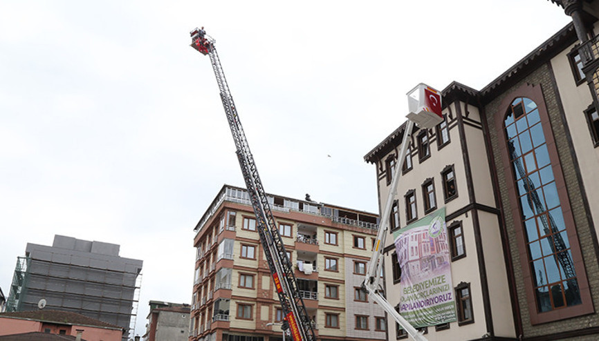 Rize’nin Çayeli ilçesinde belediye başkanı törende belediye binasına 2. katın penceresinden girdi Rize’nin Çayeli ilçesinde belediye başkanı törende belediye binasına 2. katın penceresinden girdi