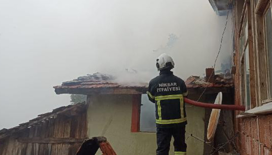 Baca temizlenirken çıkan yangın 1 saatte söndürüldü