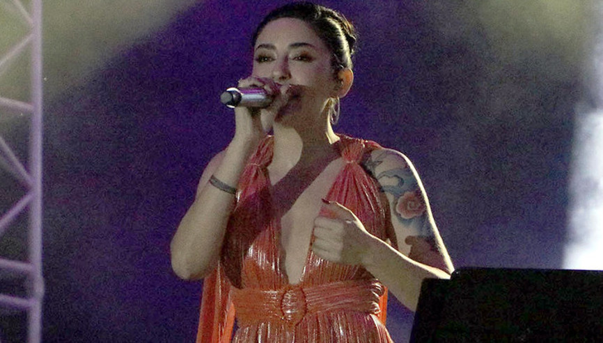 Melek Mosso konserde özür diledi