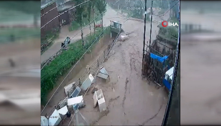 Sel suları buzdolabı ve çamaşır makinesini böyle sürükledi