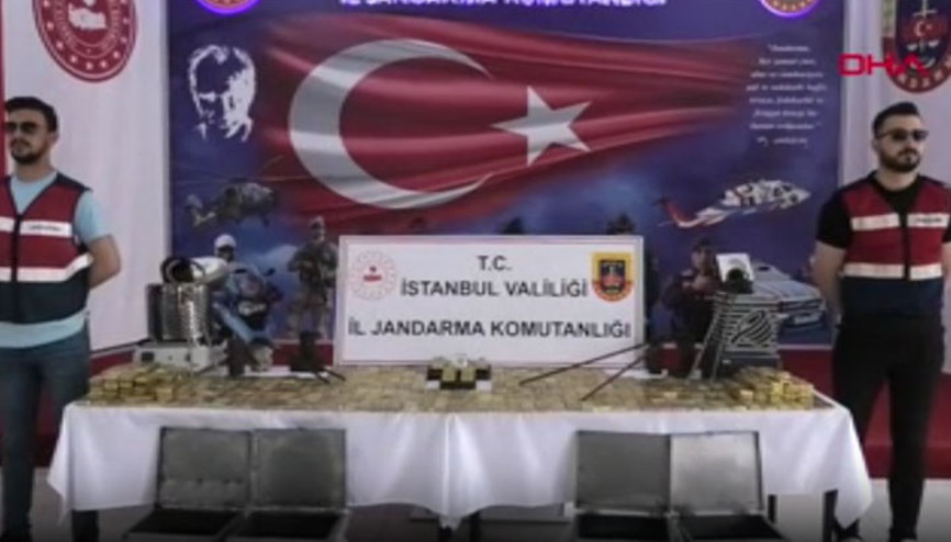 Jandarmanın ele geçirdiği sahte altınlar sergilendi
