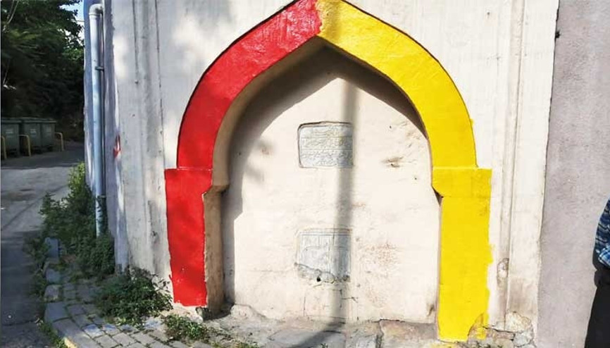 Tarihi çeşmeyi boyadılar