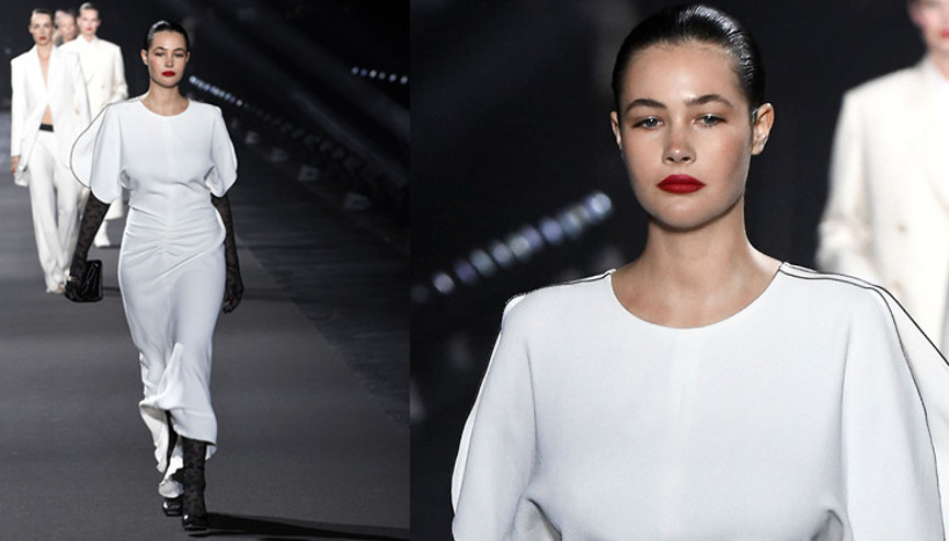 Ünlü annesi onun tahtını yaptı Ünlü annesi onun tahtını yaptı