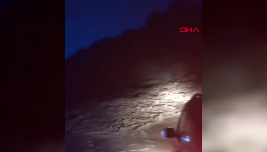 Tokatta etkili olan sağanak nedeniyle araçlar köy yolunda mahsur kaldı