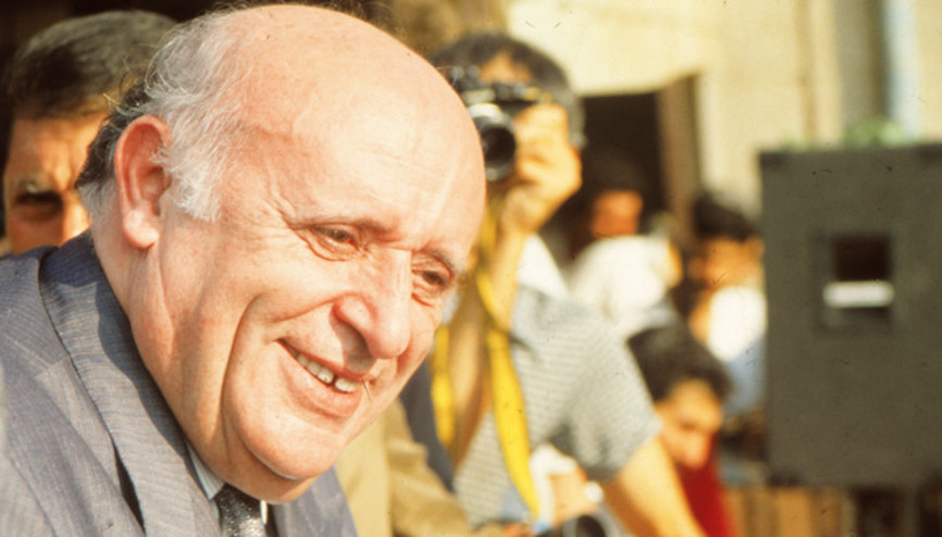 Demirel güllerle anıldı
