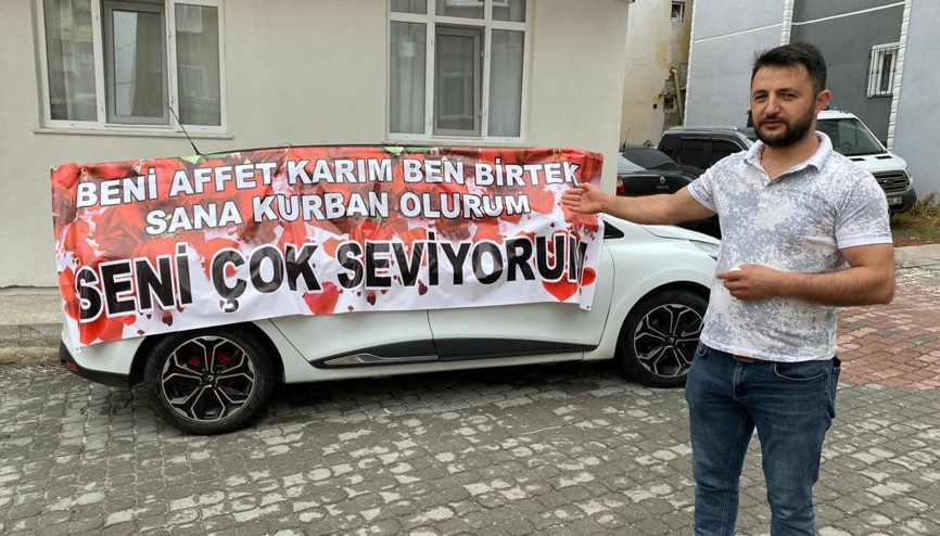 Sokağa ‘Beni affet karım afişli otomobil bırakıldı Sokağa ‘Beni affet karım afişli otomobil bırakıldı