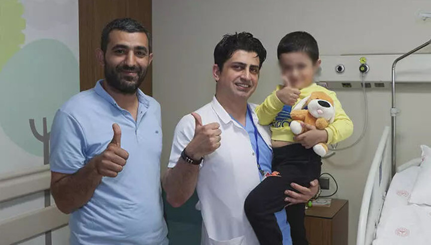 Örümcek Adama özenip 5inci kattan atladı, burnu bile kanamadı