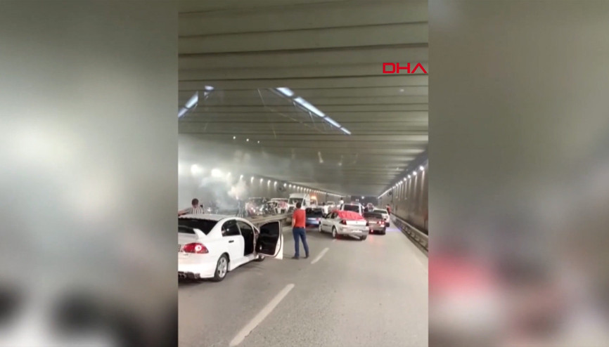 İstanbulda trafiği tehlikeye atan konvoylar kamerada