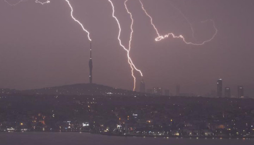 İstanbul’da eşsiz şimşek görüntüleri kameraya yansıdı