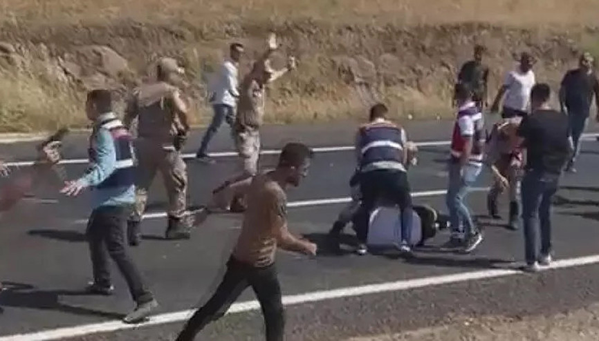 Yolu trafiğe kapattı, linç edilmekten jandarma kurtardı O anlar kamerada