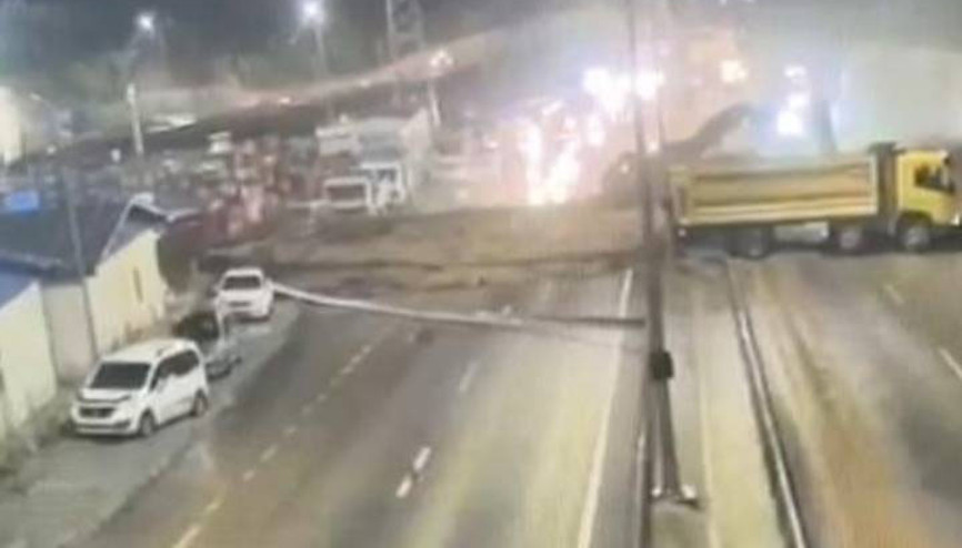 Trabzon-Gümüşhane kara yolunda heyelan anı kamerada