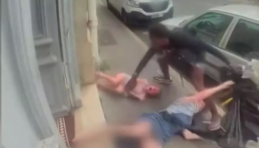 Fransayı karıştıran görüntü: Saçından sürükledi, torununu kaçırmaya çalıştı