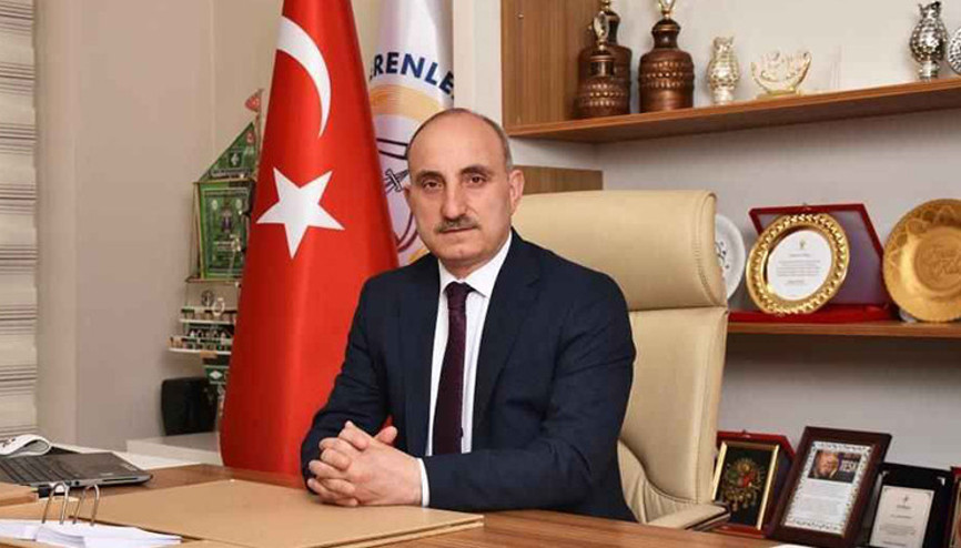 Makamında kalp krizi geçiren Erenler Belediye Başkanı, hayatını kaybetti