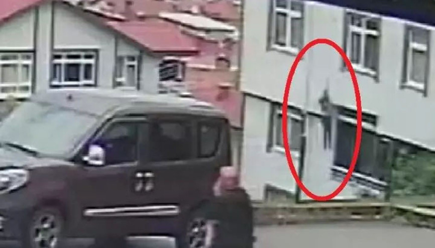 Cam silen kadının 5inci kattan düşme anı kamerada