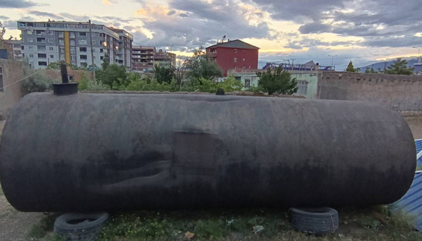 Yer altına gizlenmiş 80 tonluk yakıt tankı ele geçirildi