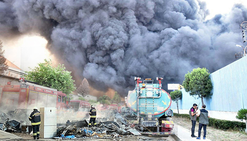 Manisada, geri dönüşüm tesisindeki yangın 17nci saatinde kontrol altında Manisada, geri dönüşüm tesisindeki yangın 17nci saatinde kontrol altında