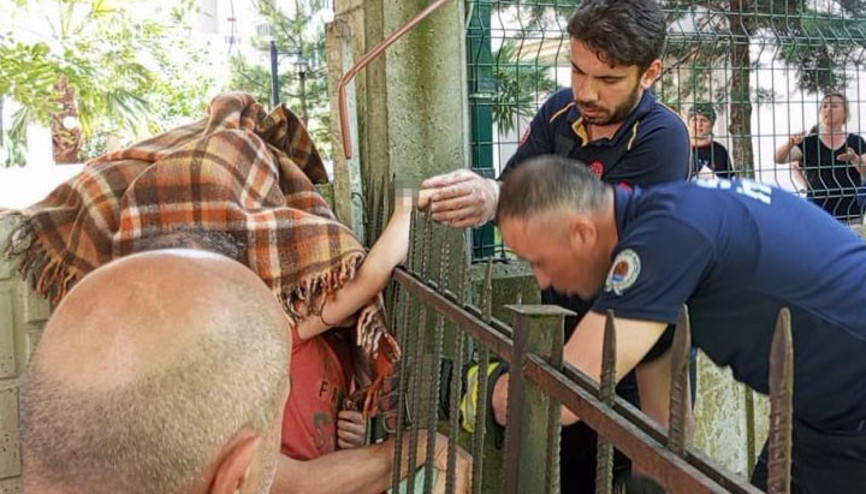 Samsunda koluna korkuluk demiri saplanan çocuğu itfaiye kurtardı