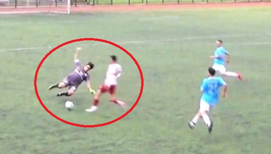 Golü önlemek isteyen kaleci, rakip forvetin ayağını kırdı