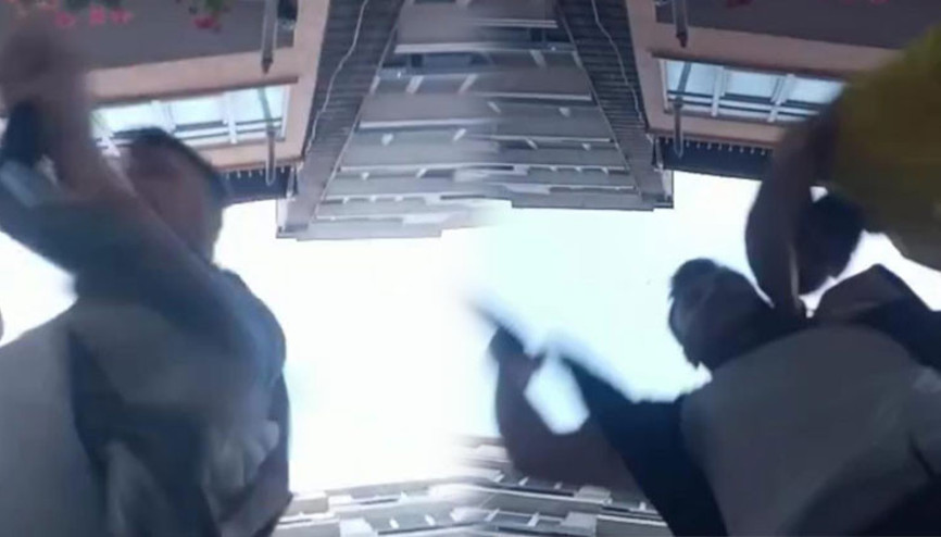 Ailesini ölümden böyle kurtardı Tüfekli saldırganın üzerine atladı Ailesini ölümden böyle kurtardı Tüfekli saldırganın üzerine atladı