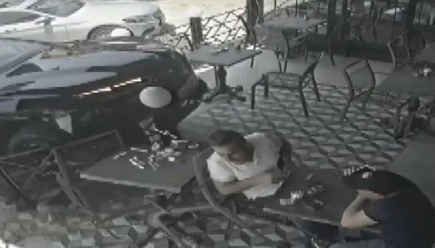 Çekmeköyde cip pastaneye daldı... O anlar kamerada