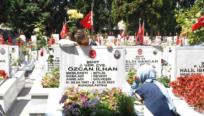 Şehitliklerde hüzün vardı