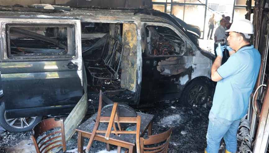 Galeride yangın: 6 araçta maddi hasar var