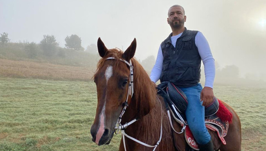 Kaçan kurbanlık danayı at sırtında kovboy gibi aradı