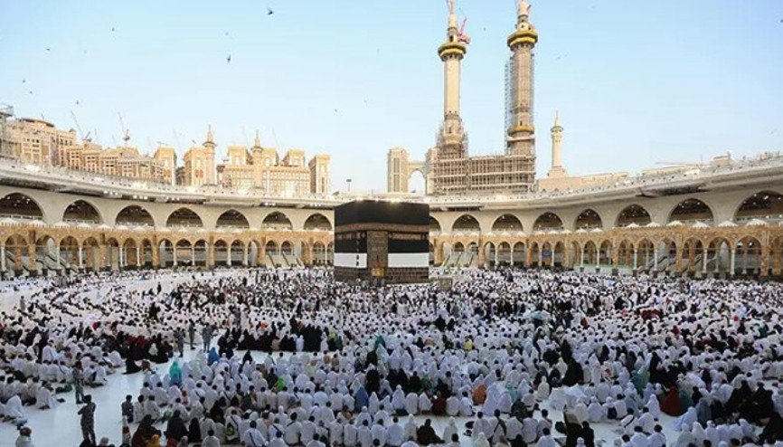 Mekke’de 1,8 milyon hacı, bayram namazını kıldı