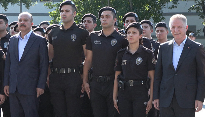 Vali Gül, çevik kuvvet polisleriyle bayramlaştı