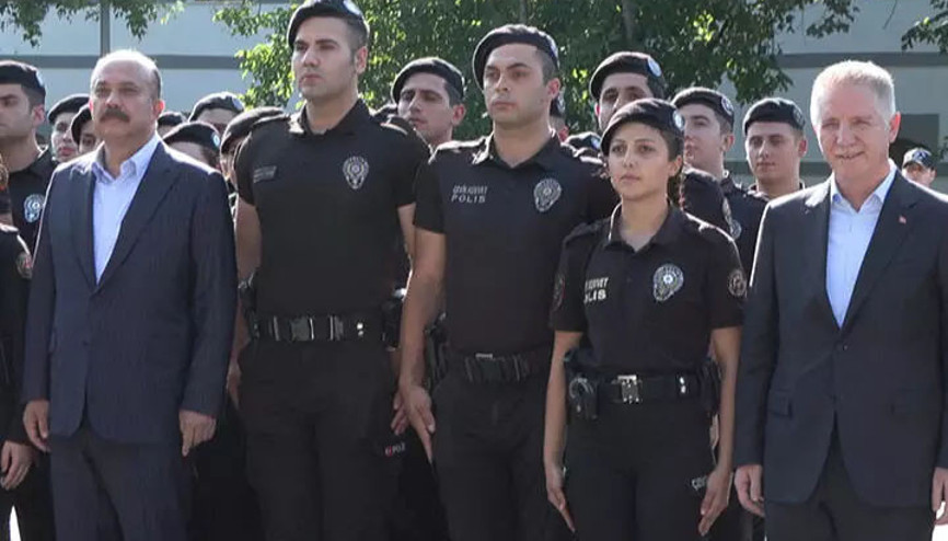 İstanbul Valisi Davut Gül çevik kuvvet polisleriyle bayramlaştı