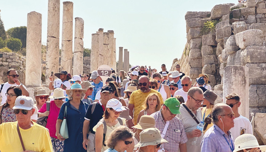 Turist bayramı Yerli ve yabancı ziyaretçiler ören yerlerine akın etti