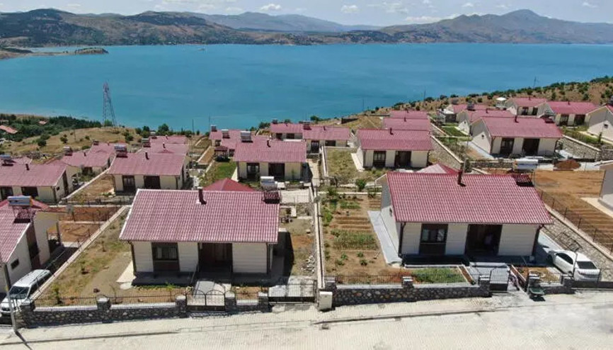 Elazığda göl manzaralı köy konutları, tatil köyünü aratmıyor