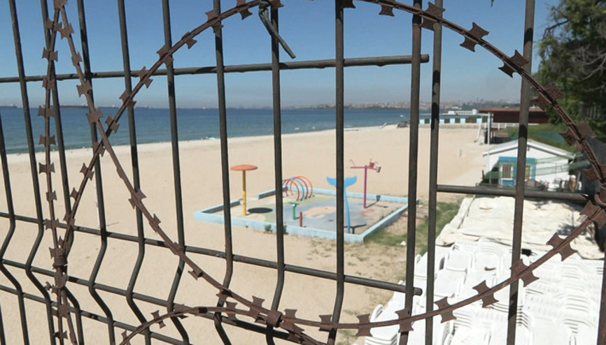 Belediye plajı kirlilikten kapalı, 200 metre mesafedeki özel plaj açık; giriş 300 lira