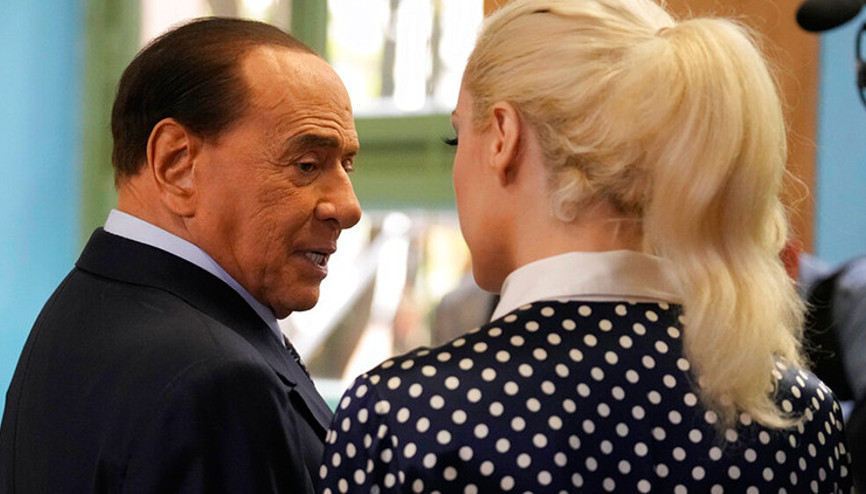 Berlusconi’nin vasiyeti dünya gündeminde Sevgilisi 100 milyon Euro alacak...