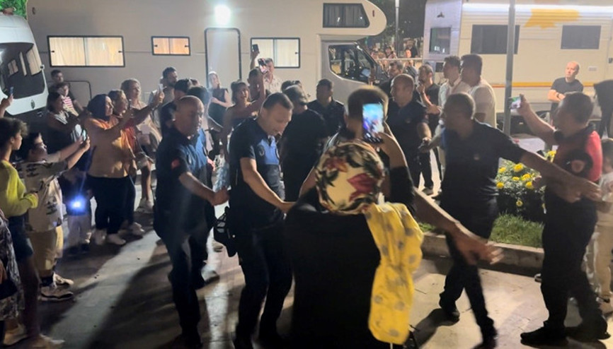 Güvenlik çemberi ile sahneye çıktı Güvenlik çemberi ile sahneye çıktı