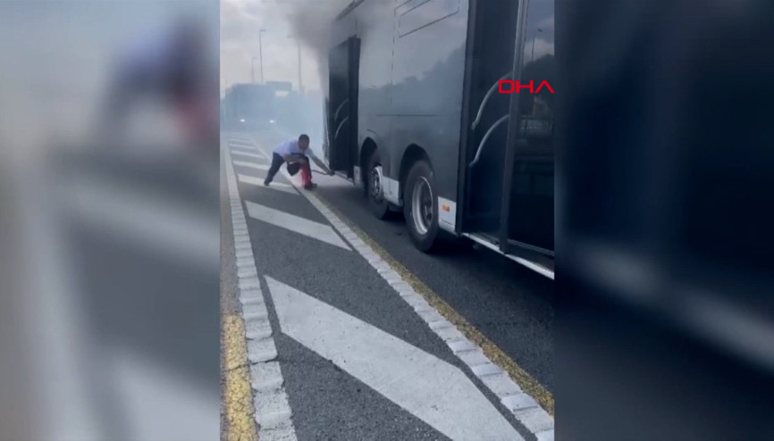 Metrobüste yangın çıktı, yolcular korkuyla kaçıştı